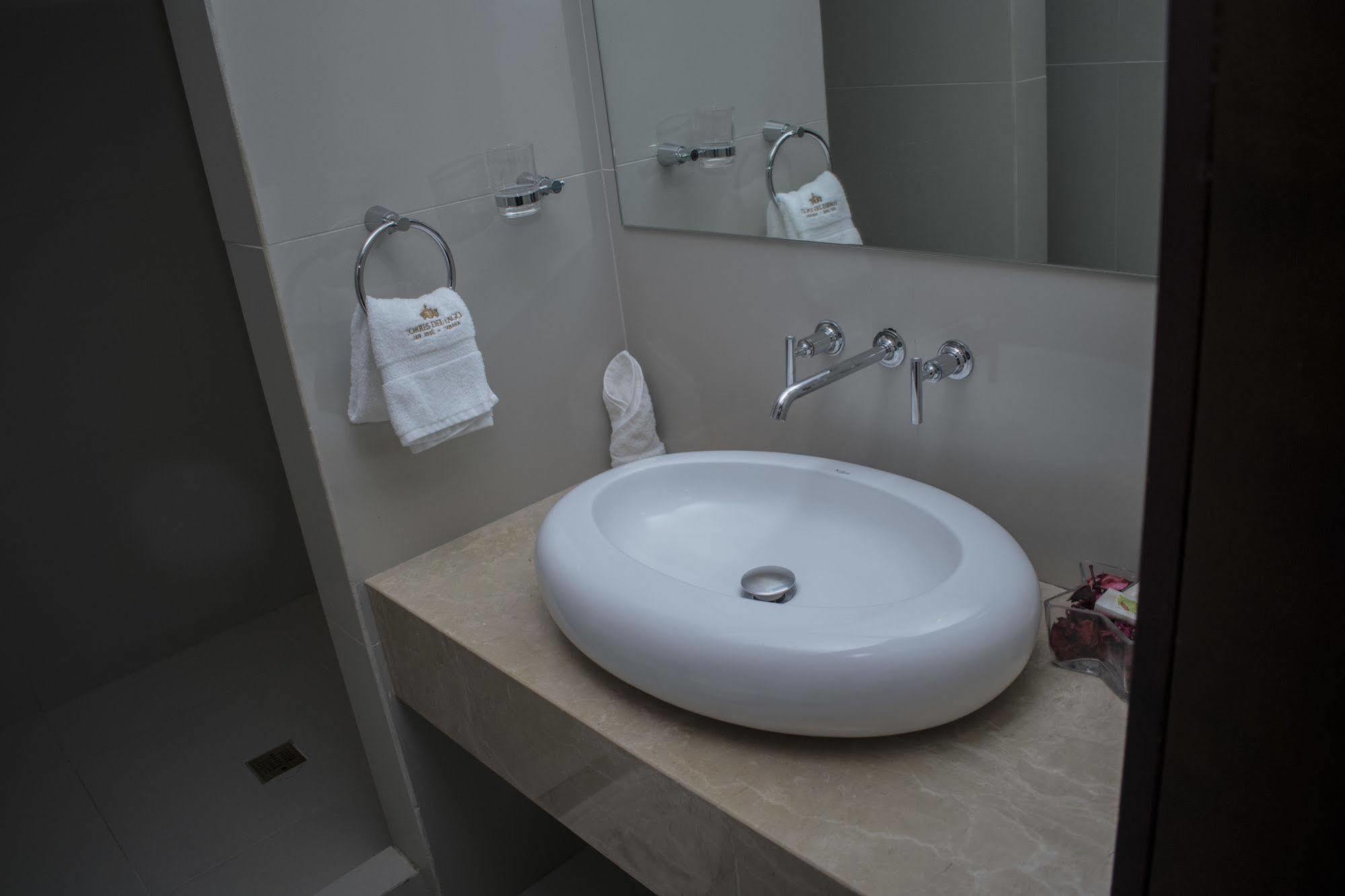 Torres Del Lago Suites And Apartments Сан Хосе Екстериор снимка