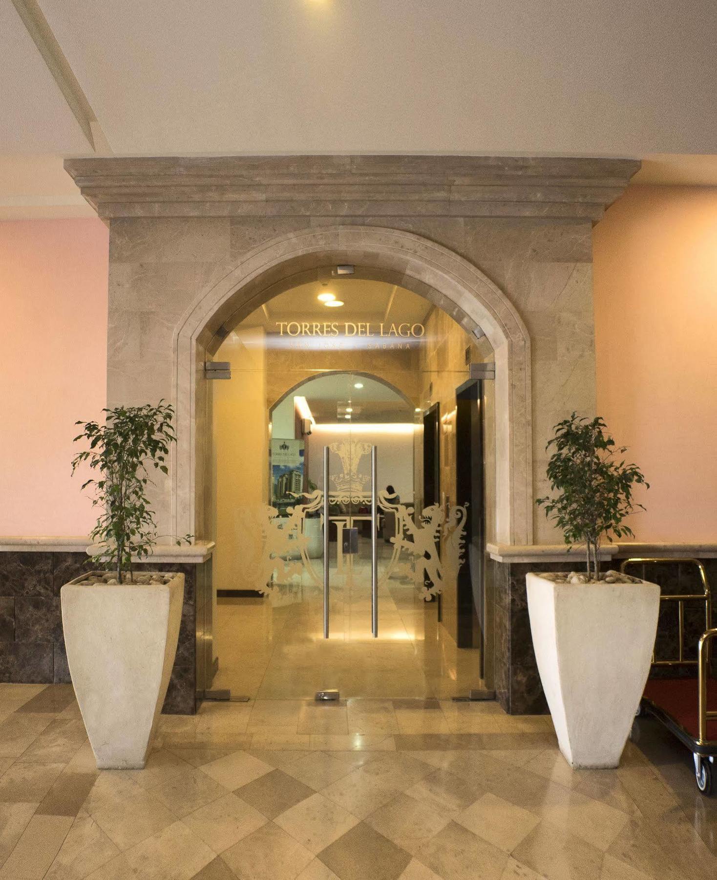 Torres Del Lago Suites And Apartments Сан Хосе Екстериор снимка